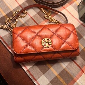 New Tory Burch WILLA GLAZED CHAIN WALLET DARK WHISKEY